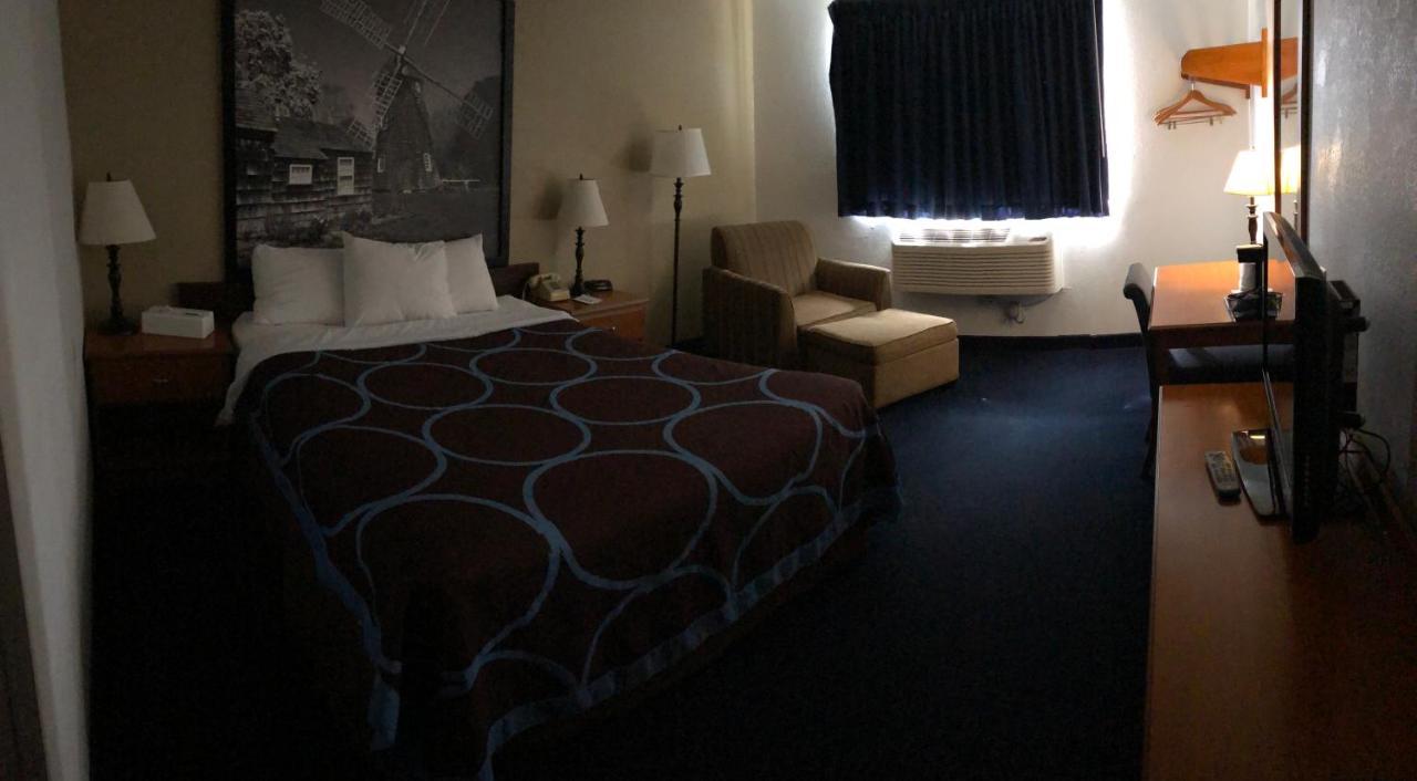 Super 8 By Wyndham Montgomery Maybrook Eksteriør bilde